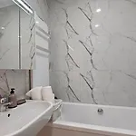 Luxury 2 Bdr Bathtub & View