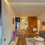 Luxury 2 Bdr Bathtub & View